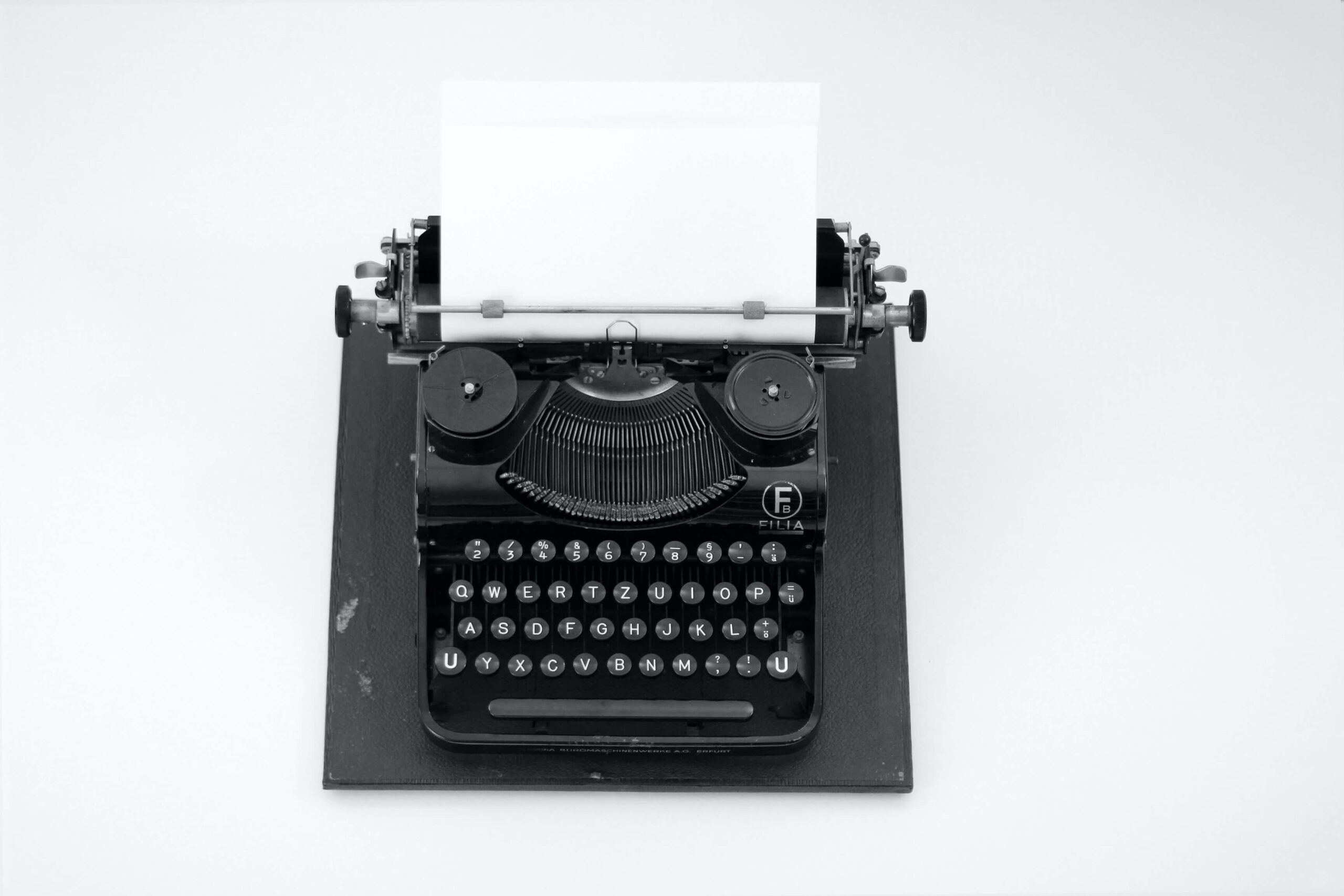 Maquina de escrever simbolizando o trabalho do copywriter com a escrita persuasiva.